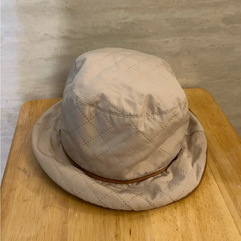 Vince Camuto Quilted Cream Bucket Hat with Tan Trim and Gold Emblem